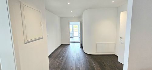 Geniessen Sie ein exklusives Wohnambiente mit einem Weitblick, der von der Stadt Zürich über den Zürichsee bis in die Ferne reicht!
