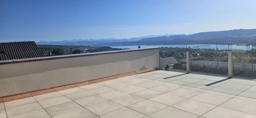 Geniessen Sie ein exklusives Wohnambiente mit einem Weitblick, der von der Stadt Zürich über den Zürichsee bis in die Ferne reicht!