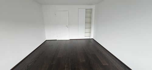 Geniessen Sie ein exklusives Wohnambiente mit einem Weitblick, der von der Stadt Zürich über den Zürichsee bis in die Ferne reicht!