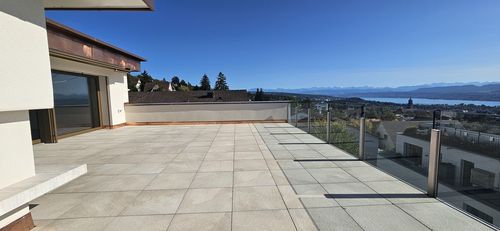 Geniessen Sie ein exklusives Wohnambiente mit einem Weitblick, der von der Stadt Zürich über den Zürichsee bis in die Ferne reicht!